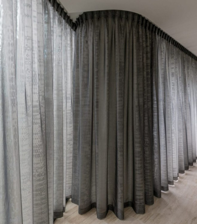 instalacion-cortinas-hoteles-con-riel-curvo-para-hoteles